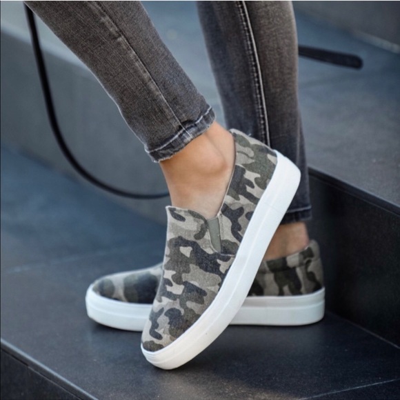 🍒SALE🍒LAST PAIR Camo Camouflage Slip On Sneakers - Picture 4 of 8